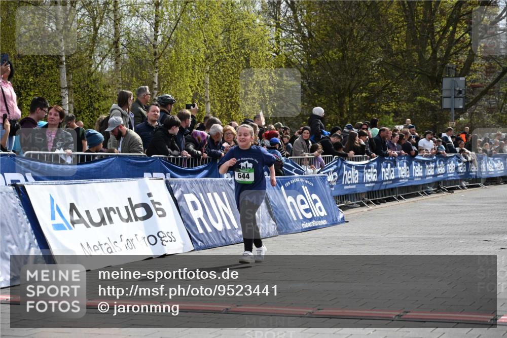 12.04.2026 - 45. Internationalen Wilhelmsburger Insellauf J. Mangold http://msf.ph/oto/9523441 12.04.2026 14:36:54 Ziel 300, 644, 511, 650 meine-sportfotos.de