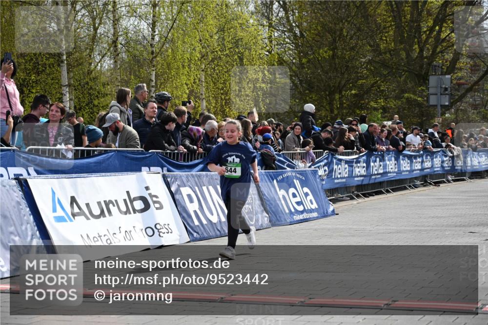 12.04.2026 - 45. Internationalen Wilhelmsburger Insellauf J. Mangold http://msf.ph/oto/9523442 12.04.2026 14:36:54 Ziel 300, 644, 511, 650 meine-sportfotos.de