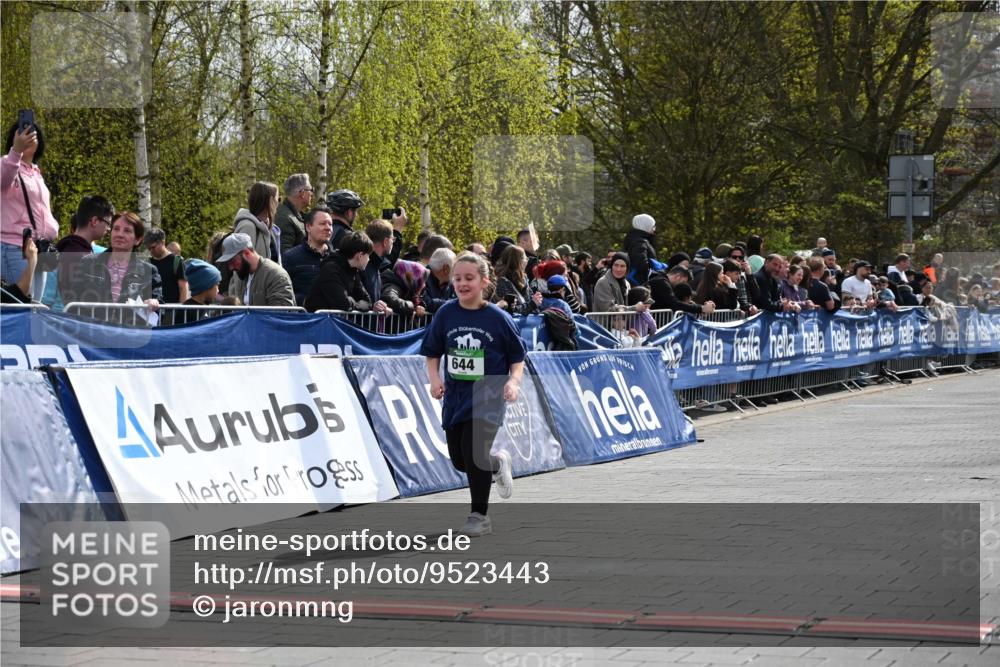 12.04.2026 - 45. Internationalen Wilhelmsburger Insellauf J. Mangold http://msf.ph/oto/9523443 12.04.2026 14:36:54 Ziel 300, 644, 511, 650 meine-sportfotos.de