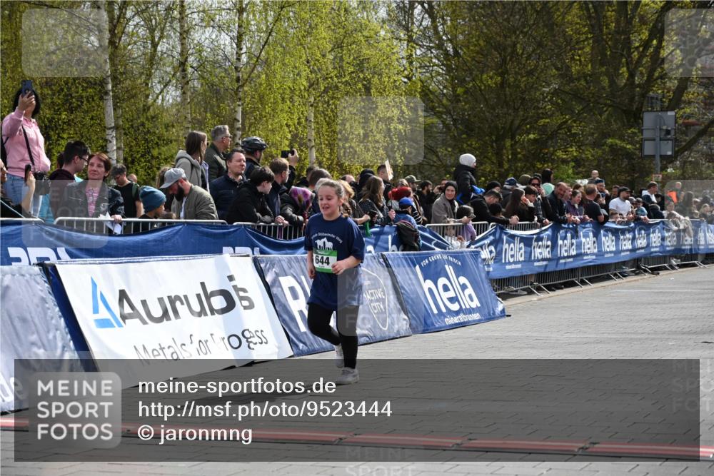 12.04.2026 - 45. Internationalen Wilhelmsburger Insellauf J. Mangold http://msf.ph/oto/9523444 12.04.2026 14:36:54 Ziel 300, 644, 511, 650 meine-sportfotos.de