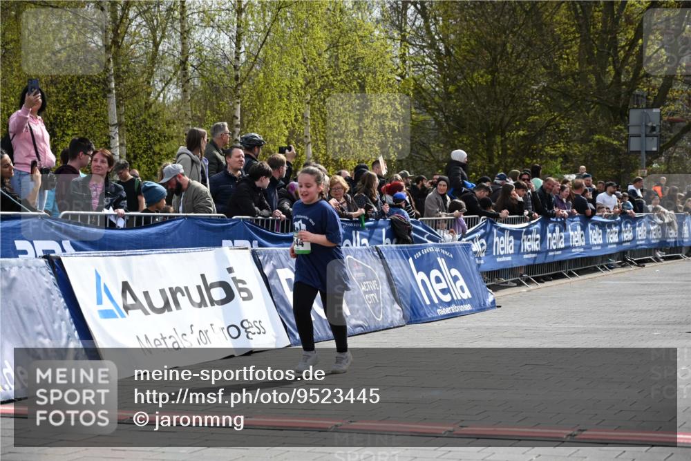 12.04.2026 - 45. Internationalen Wilhelmsburger Insellauf J. Mangold http://msf.ph/oto/9523445 12.04.2026 14:36:54 Ziel 300, 644, 511, 650 meine-sportfotos.de