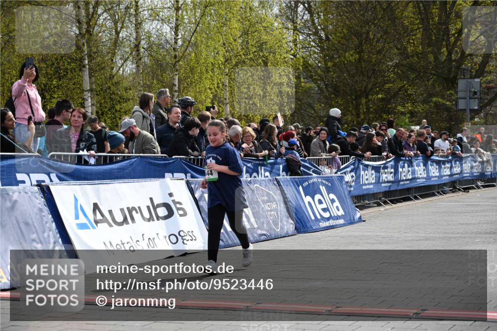 12.04.2026 - 45. Internationalen Wilhelmsburger Insellauf J. Mangold http://msf.ph/oto/9523446 12.04.2026 14:36:54 Ziel 300, 644, 511, 650 meine-sportfotos.de