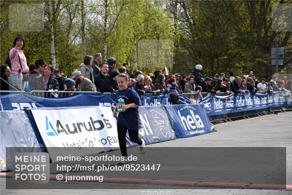 12.04.2026 - 45. Internationalen Wilhelmsburger Insellauf J. Mangold http://msf.ph/oto/9523447 12.04.2026 14:36:54 Ziel 300, 644, 511, 650 meine-sportfotos.de