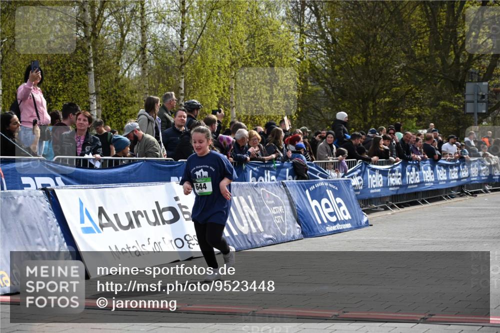 12.04.2026 - 45. Internationalen Wilhelmsburger Insellauf J. Mangold http://msf.ph/oto/9523448 12.04.2026 14:36:54 Ziel 300, 644, 511, 650 meine-sportfotos.de