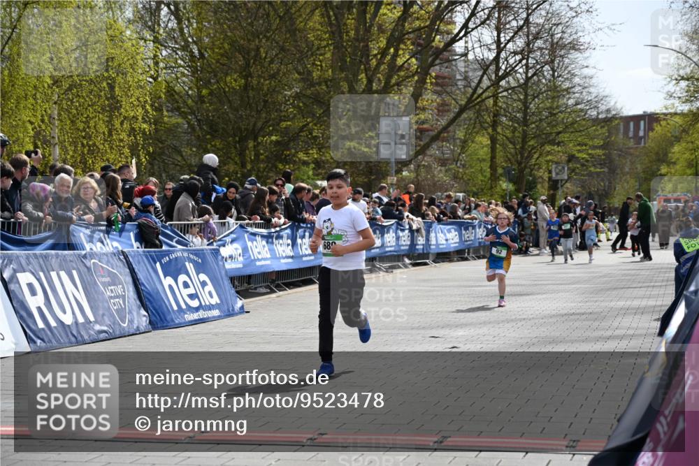 12.04.2026 - 45. Internationalen Wilhelmsburger Insellauf J. Mangold http://msf.ph/oto/9523478 12.04.2026 14:37:01 Ziel 511, 650, 689 meine-sportfotos.de