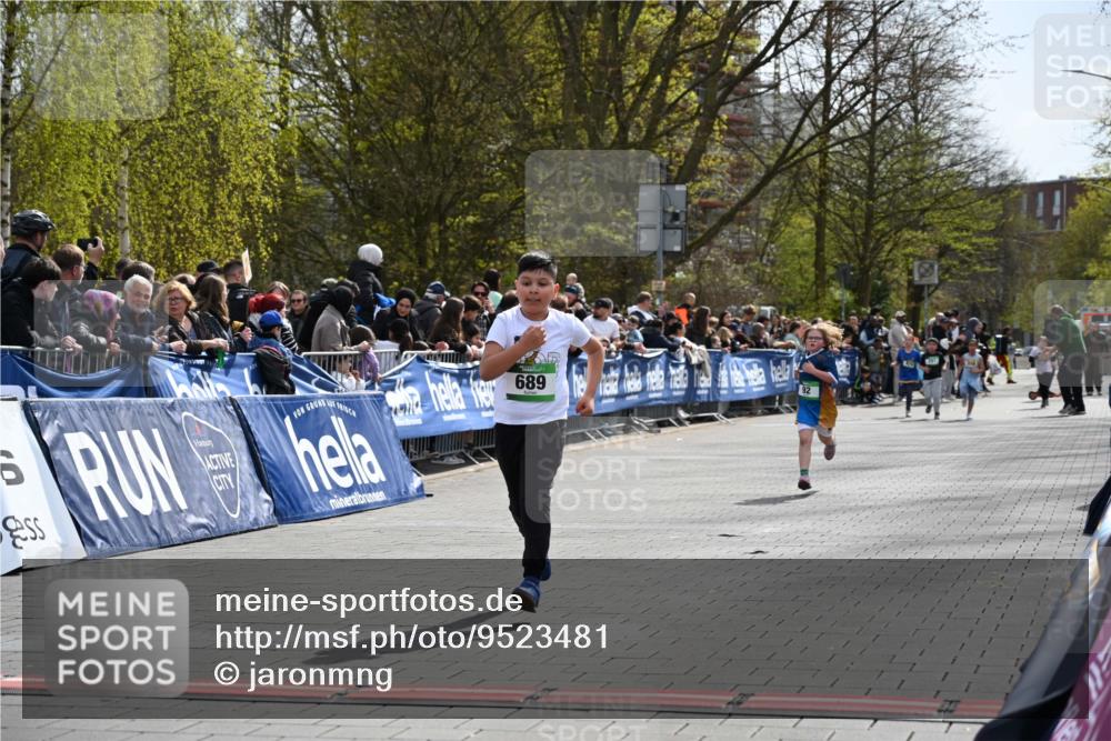 12.04.2026 - 45. Internationalen Wilhelmsburger Insellauf J. Mangold http://msf.ph/oto/9523481 12.04.2026 14:37:01 Ziel 511, 650, 689 meine-sportfotos.de