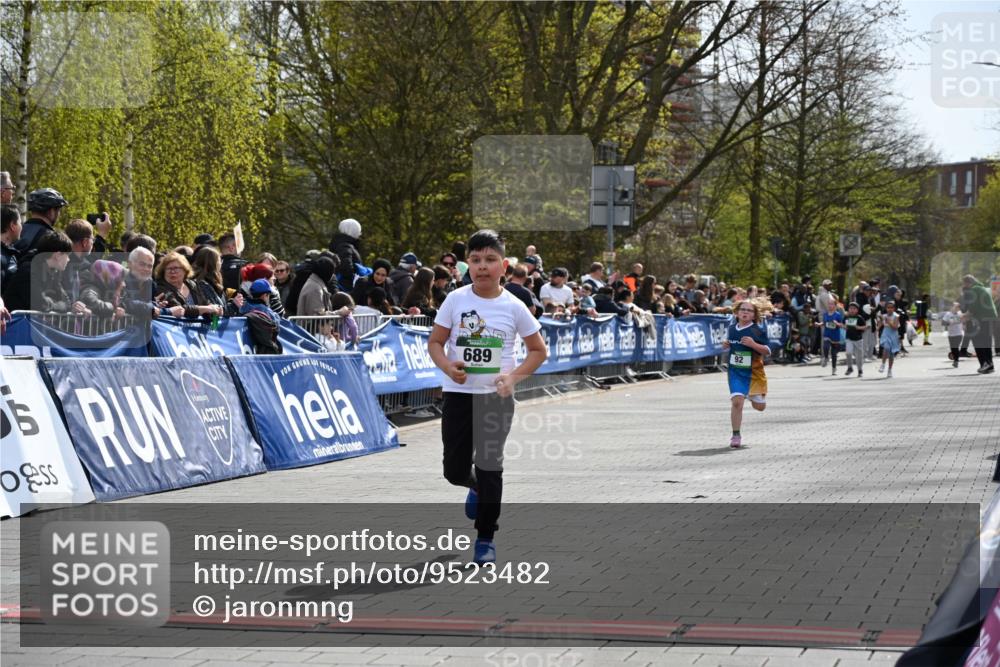 12.04.2026 - 45. Internationalen Wilhelmsburger Insellauf J. Mangold http://msf.ph/oto/9523482 12.04.2026 14:37:01 Ziel 511, 650, 689 meine-sportfotos.de