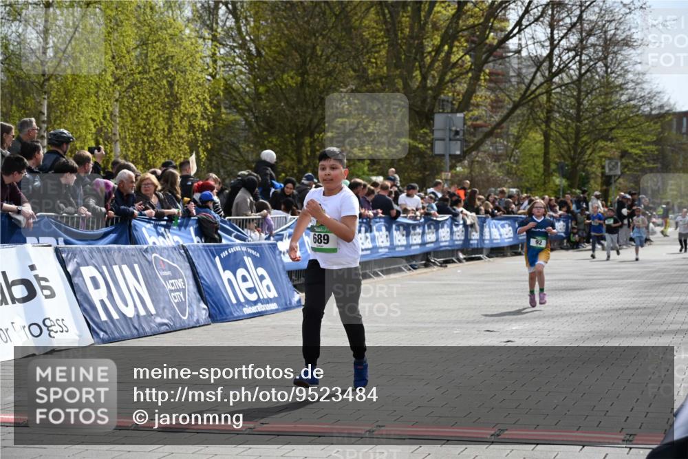 12.04.2026 - 45. Internationalen Wilhelmsburger Insellauf J. Mangold http://msf.ph/oto/9523484 12.04.2026 14:37:01 Ziel 511, 650, 689 meine-sportfotos.de