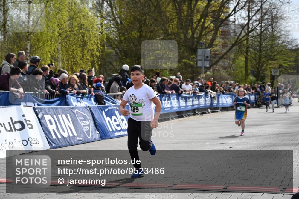 12.04.2026 - 45. Internationalen Wilhelmsburger Insellauf J. Mangold http://msf.ph/oto/9523486 12.04.2026 14:37:01 Ziel 511, 650, 689 meine-sportfotos.de
