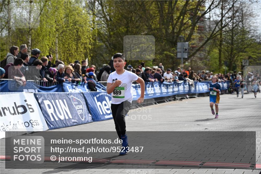 12.04.2026 - 45. Internationalen Wilhelmsburger Insellauf J. Mangold http://msf.ph/oto/9523487 12.04.2026 14:37:01 Ziel 511, 650, 689 meine-sportfotos.de