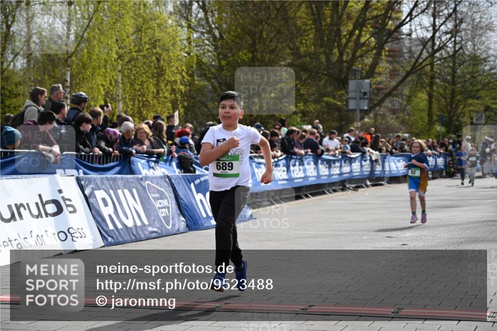 12.04.2026 - 45. Internationalen Wilhelmsburger Insellauf J. Mangold http://msf.ph/oto/9523488 12.04.2026 14:37:01 Ziel 511, 650, 689 meine-sportfotos.de