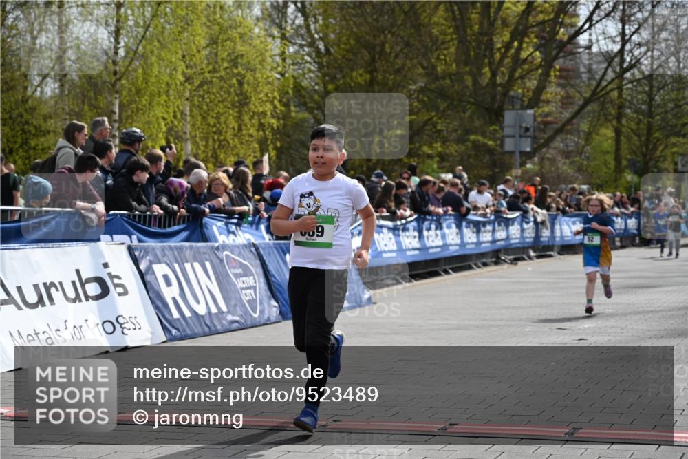12.04.2026 - 45. Internationalen Wilhelmsburger Insellauf J. Mangold http://msf.ph/oto/9523489 12.04.2026 14:37:01 Ziel 511, 650, 689 meine-sportfotos.de