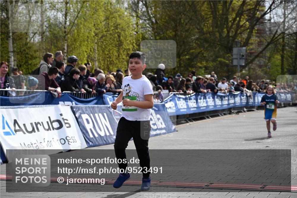 12.04.2026 - 45. Internationalen Wilhelmsburger Insellauf J. Mangold http://msf.ph/oto/9523491 12.04.2026 14:37:02 Ziel 650, 689 meine-sportfotos.de