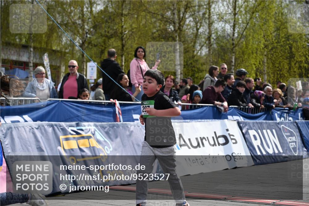 12.04.2026 - 45. Internationalen Wilhelmsburger Insellauf J. Mangold http://msf.ph/oto/9523527 12.04.2026 14:37:13 Ziel 874, 297, 310 meine-sportfotos.de