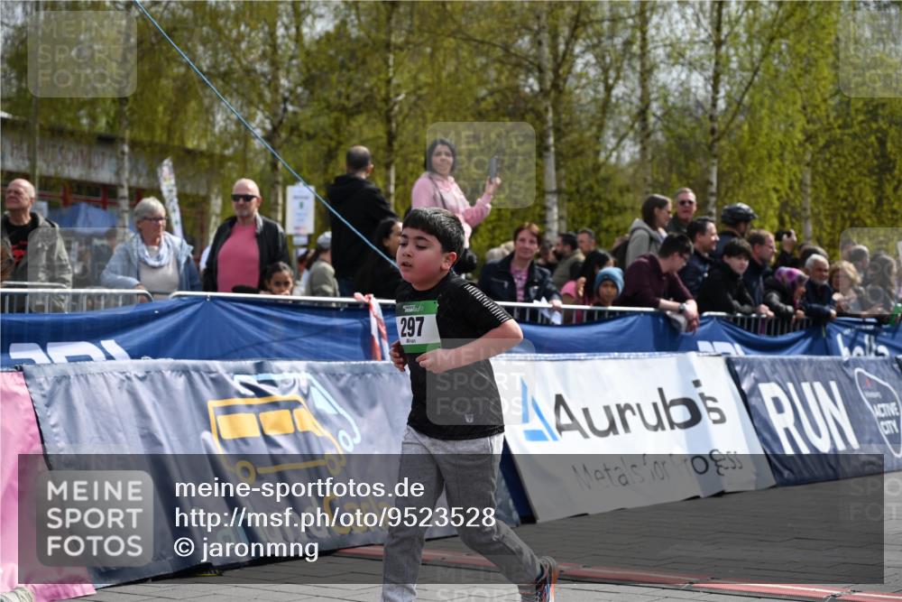 12.04.2026 - 45. Internationalen Wilhelmsburger Insellauf J. Mangold http://msf.ph/oto/9523528 12.04.2026 14:37:13 Ziel 874, 297, 310 meine-sportfotos.de