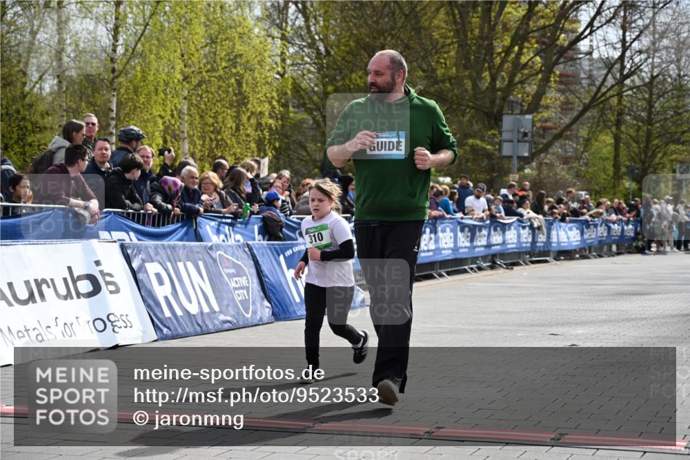 12.04.2026 - 45. Internationalen Wilhelmsburger Insellauf J. Mangold http://msf.ph/oto/9523533 12.04.2026 14:37:15 Ziel 874, 297, 310 meine-sportfotos.de