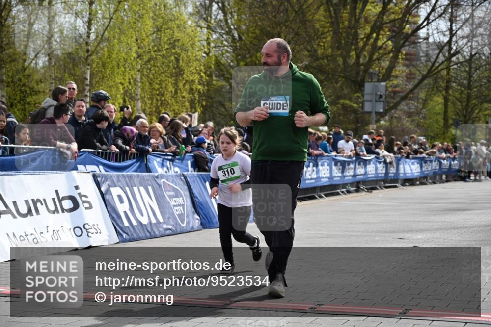 12.04.2026 - 45. Internationalen Wilhelmsburger Insellauf J. Mangold http://msf.ph/oto/9523534 12.04.2026 14:37:15 Ziel 874, 297, 310 meine-sportfotos.de
