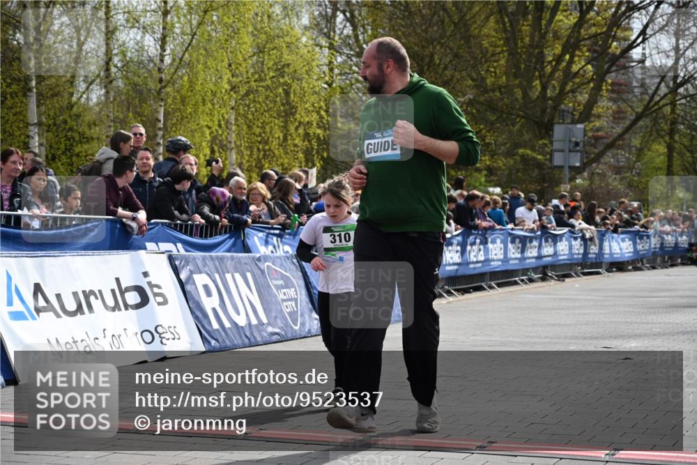 12.04.2026 - 45. Internationalen Wilhelmsburger Insellauf J. Mangold http://msf.ph/oto/9523537 12.04.2026 14:37:15 Ziel 874, 297, 310 meine-sportfotos.de