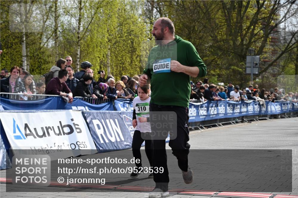 12.04.2026 - 45. Internationalen Wilhelmsburger Insellauf J. Mangold http://msf.ph/oto/9523539 12.04.2026 14:37:15 Ziel 874, 297, 310 meine-sportfotos.de