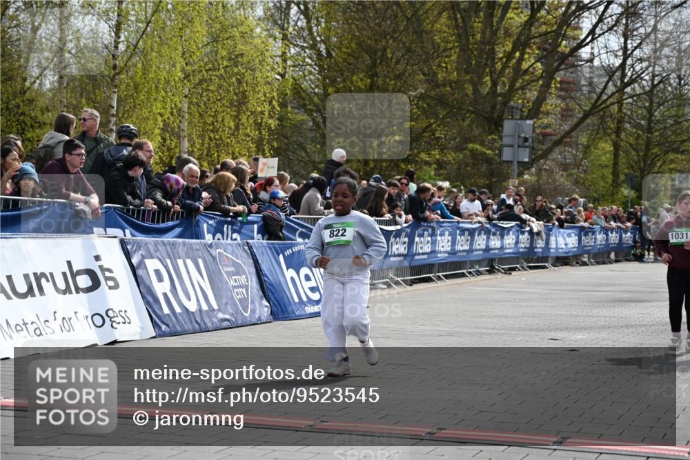 12.04.2026 - 45. Internationalen Wilhelmsburger Insellauf J. Mangold http://msf.ph/oto/9523545 12.04.2026 14:37:26 Ziel 822, 1031 meine-sportfotos.de