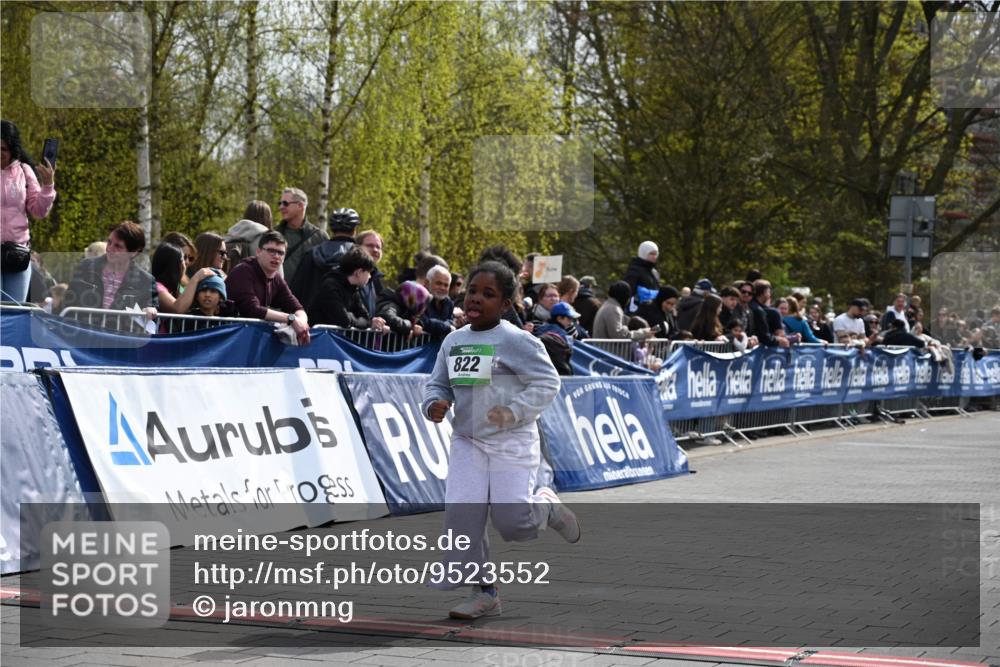 12.04.2026 - 45. Internationalen Wilhelmsburger Insellauf J. Mangold http://msf.ph/oto/9523552 12.04.2026 14:37:26 Ziel 822, 1031 meine-sportfotos.de
