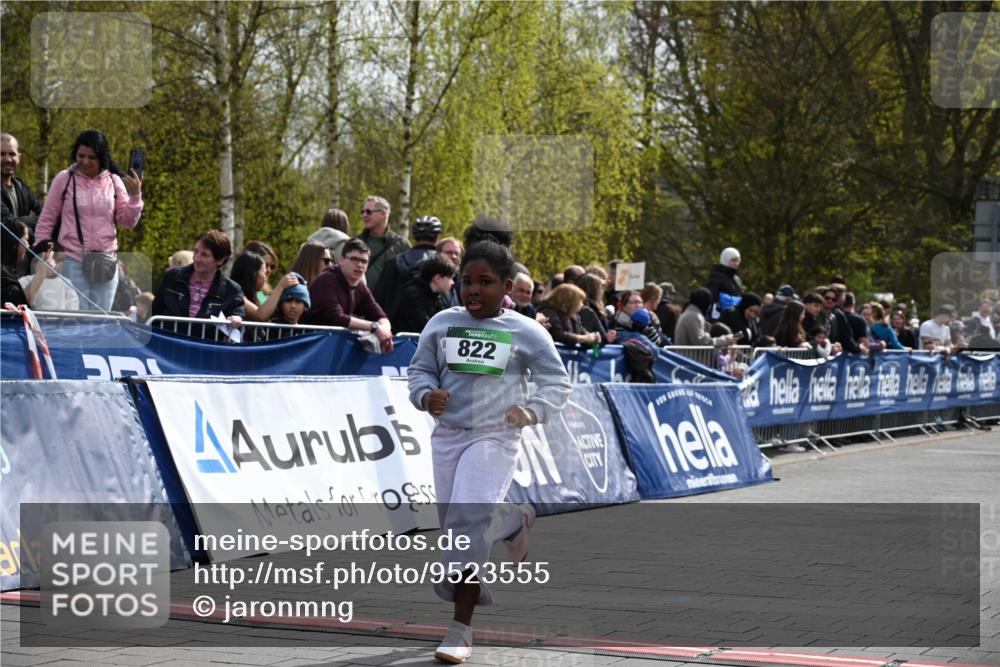 12.04.2026 - 45. Internationalen Wilhelmsburger Insellauf J. Mangold http://msf.ph/oto/9523555 12.04.2026 14:37:26 Ziel 822, 1031 meine-sportfotos.de