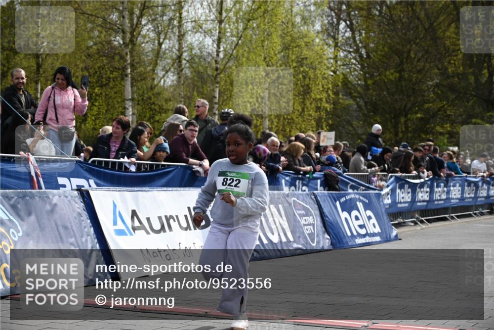 12.04.2026 - 45. Internationalen Wilhelmsburger Insellauf J. Mangold http://msf.ph/oto/9523556 12.04.2026 14:37:27 Ziel 822, 1031 meine-sportfotos.de
