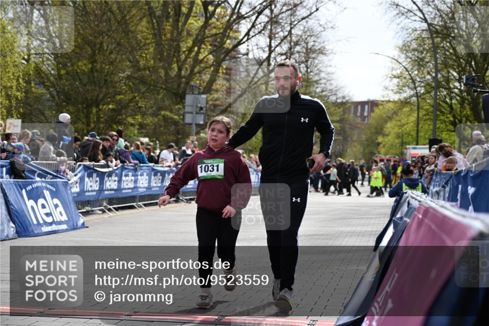 12.04.2026 - 45. Internationalen Wilhelmsburger Insellauf J. Mangold http://msf.ph/oto/9523559 12.04.2026 14:37:28 Ziel 822, 1031 meine-sportfotos.de