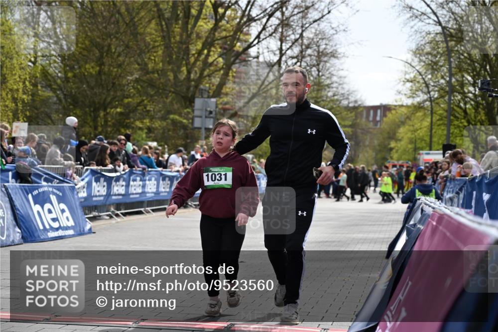 12.04.2026 - 45. Internationalen Wilhelmsburger Insellauf J. Mangold http://msf.ph/oto/9523560 12.04.2026 14:37:28 Ziel 822, 1031 meine-sportfotos.de