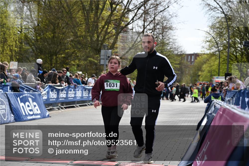 12.04.2026 - 45. Internationalen Wilhelmsburger Insellauf J. Mangold http://msf.ph/oto/9523561 12.04.2026 14:37:28 Ziel 822, 1031 meine-sportfotos.de