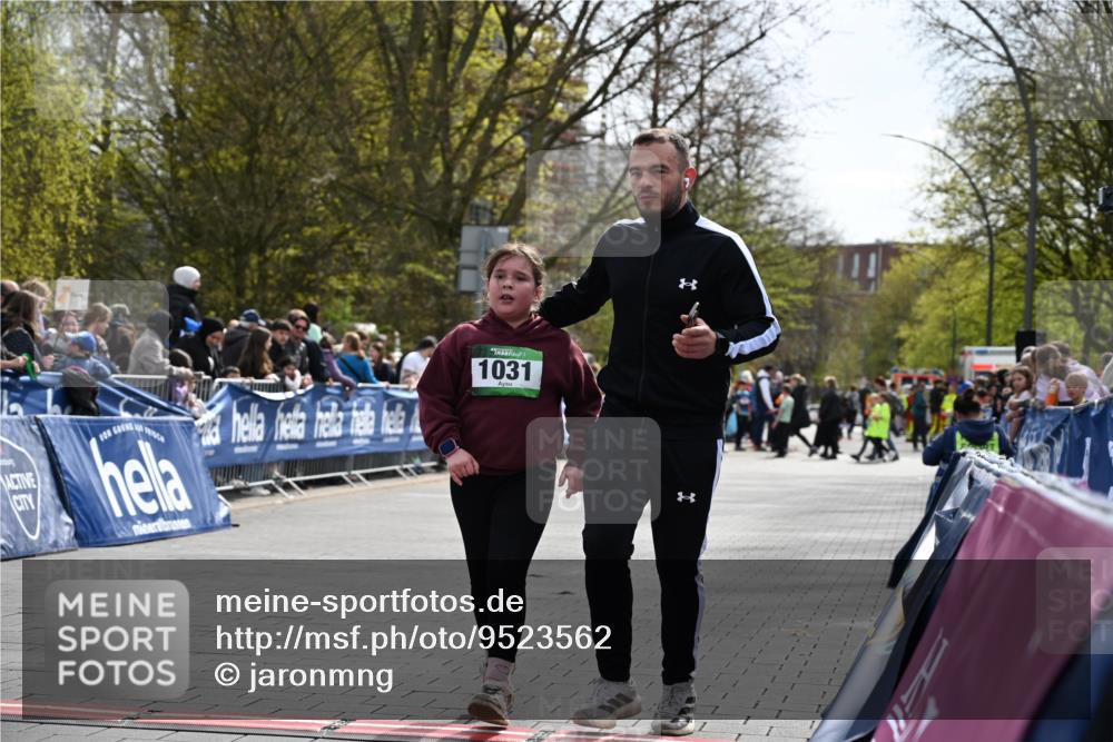 12.04.2026 - 45. Internationalen Wilhelmsburger Insellauf J. Mangold http://msf.ph/oto/9523562 12.04.2026 14:37:28 Ziel 822, 1031 meine-sportfotos.de