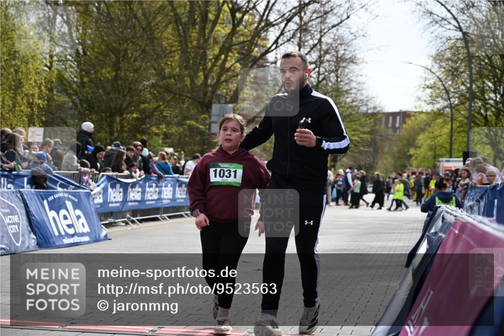 12.04.2026 - 45. Internationalen Wilhelmsburger Insellauf J. Mangold http://msf.ph/oto/9523563 12.04.2026 14:37:28 Ziel 822, 1031 meine-sportfotos.de