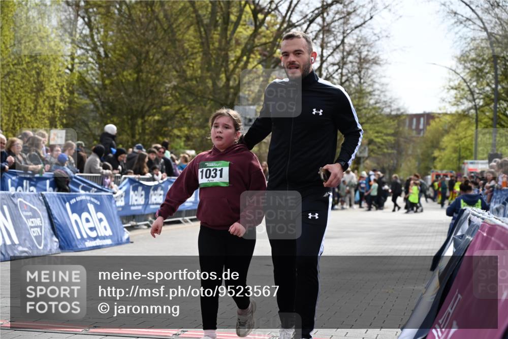 12.04.2026 - 45. Internationalen Wilhelmsburger Insellauf J. Mangold http://msf.ph/oto/9523567 12.04.2026 14:37:29 Ziel 822, 1031 meine-sportfotos.de