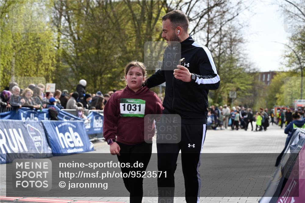 12.04.2026 - 45. Internationalen Wilhelmsburger Insellauf J. Mangold http://msf.ph/oto/9523571 12.04.2026 14:37:29 Ziel 822, 1031 meine-sportfotos.de