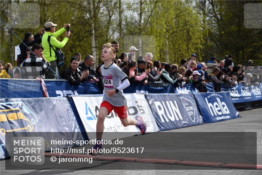 12.04.2026 - 45. Internationalen Wilhelmsburger Insellauf J. Mangold http://msf.ph/oto/9523617 12.04.2026 14:48:26 Ziel 1835, 1824 meine-sportfotos.de