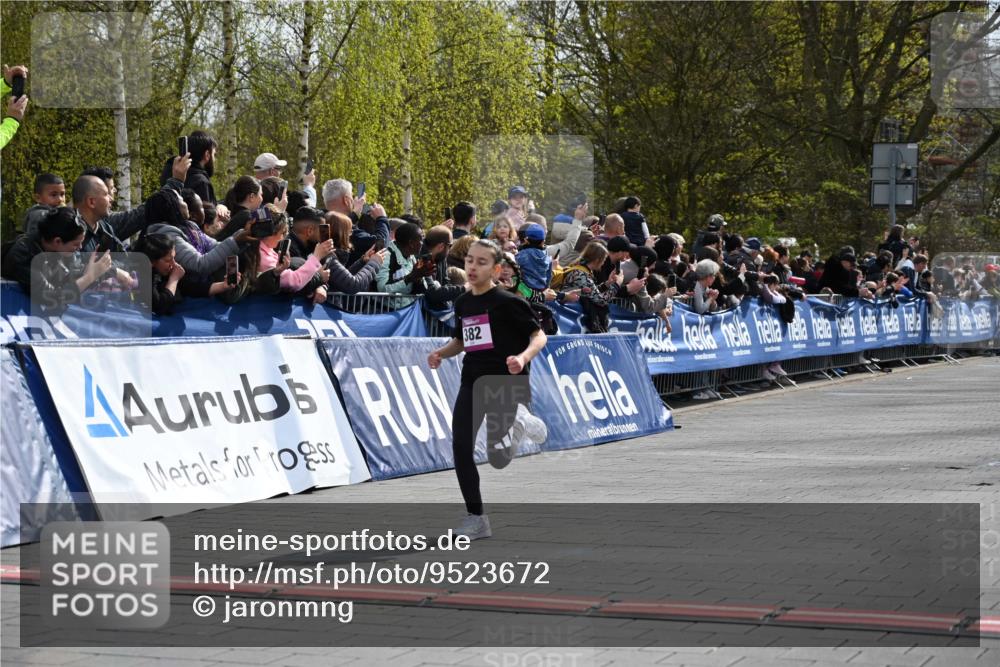 12.04.2026 - 45. Internationalen Wilhelmsburger Insellauf J. Mangold http://msf.ph/oto/9523672 12.04.2026 14:48:43 Ziel 18, 382, 1826, 1841 meine-sportfotos.de