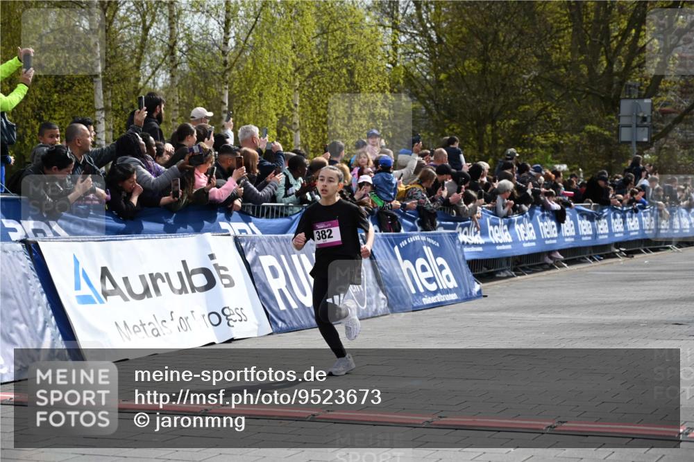 12.04.2026 - 45. Internationalen Wilhelmsburger Insellauf J. Mangold http://msf.ph/oto/9523673 12.04.2026 14:48:43 Ziel 18, 382, 1826, 1841 meine-sportfotos.de