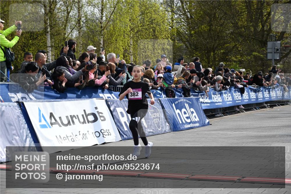 12.04.2026 - 45. Internationalen Wilhelmsburger Insellauf J. Mangold http://msf.ph/oto/9523674 12.04.2026 14:48:43 Ziel 18, 382, 1826, 1841 meine-sportfotos.de