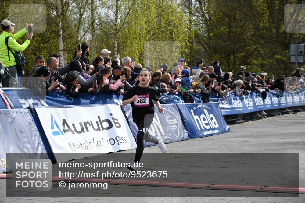 12.04.2026 - 45. Internationalen Wilhelmsburger Insellauf J. Mangold http://msf.ph/oto/9523675 12.04.2026 14:48:43 Ziel 18, 382, 1826, 1841 meine-sportfotos.de