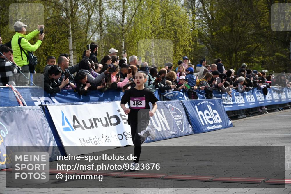 12.04.2026 - 45. Internationalen Wilhelmsburger Insellauf J. Mangold http://msf.ph/oto/9523676 12.04.2026 14:48:43 Ziel 18, 382, 1826, 1841 meine-sportfotos.de