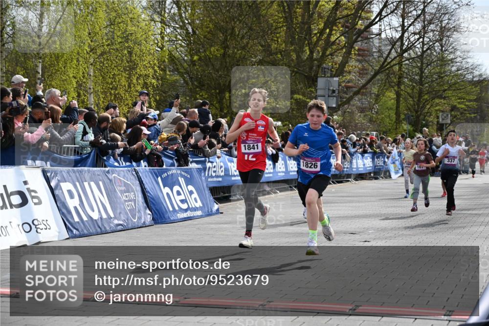 12.04.2026 - 45. Internationalen Wilhelmsburger Insellauf J. Mangold http://msf.ph/oto/9523679 12.04.2026 14:48:47 Ziel 382, 1826, 1841, 337, 167, 1846 meine-sportfotos.de