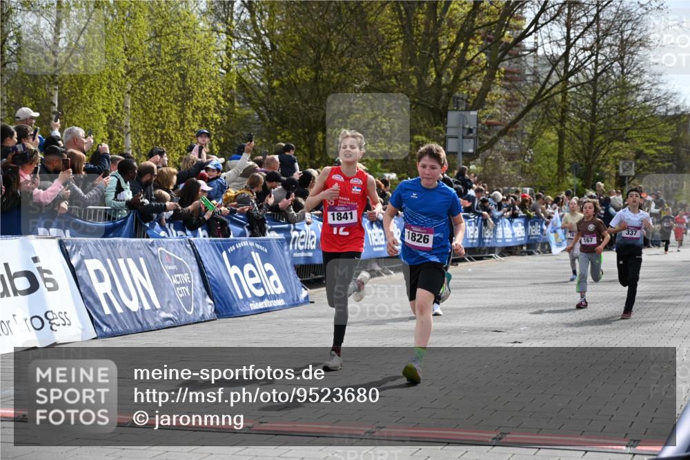 12.04.2026 - 45. Internationalen Wilhelmsburger Insellauf J. Mangold http://msf.ph/oto/9523680 12.04.2026 14:48:47 Ziel 382, 1826, 1841, 337, 167, 1846 meine-sportfotos.de