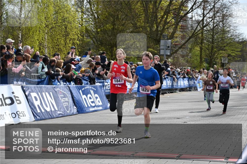 12.04.2026 - 45. Internationalen Wilhelmsburger Insellauf J. Mangold http://msf.ph/oto/9523681 12.04.2026 14:48:47 Ziel 382, 1826, 1841, 337, 167, 1846 meine-sportfotos.de
