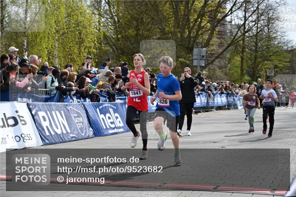 12.04.2026 - 45. Internationalen Wilhelmsburger Insellauf J. Mangold http://msf.ph/oto/9523682 12.04.2026 14:48:47 Ziel 382, 1826, 1841, 337, 167, 1846 meine-sportfotos.de