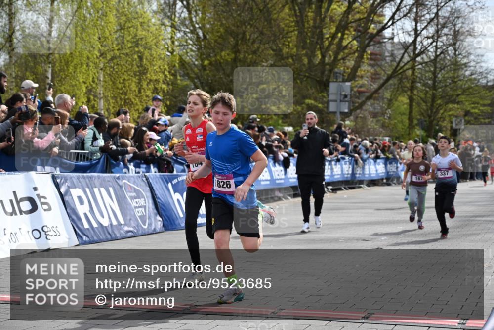12.04.2026 - 45. Internationalen Wilhelmsburger Insellauf J. Mangold http://msf.ph/oto/9523685 12.04.2026 14:48:47 Ziel 382, 1826, 1841, 337, 167, 1846 meine-sportfotos.de