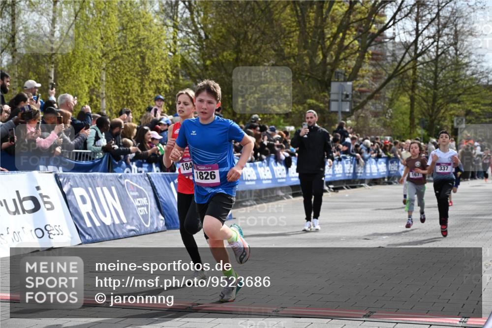 12.04.2026 - 45. Internationalen Wilhelmsburger Insellauf J. Mangold http://msf.ph/oto/9523686 12.04.2026 14:48:47 Ziel 382, 1826, 1841, 337, 167, 1846 meine-sportfotos.de