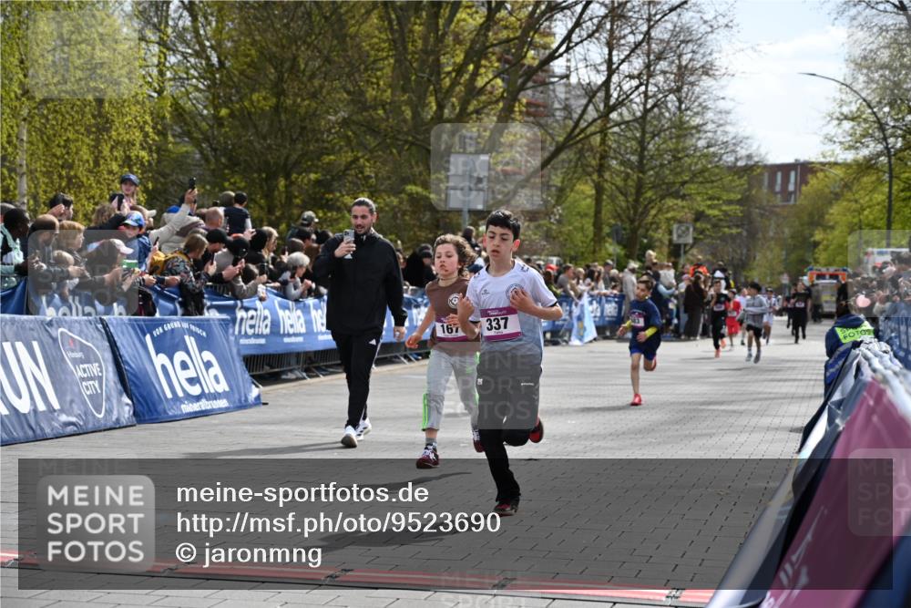 12.04.2026 - 45. Internationalen Wilhelmsburger Insellauf J. Mangold http://msf.ph/oto/9523690 12.04.2026 14:48:49 Ziel 1826, 1841, 337, 167, 1846, 683 meine-sportfotos.de