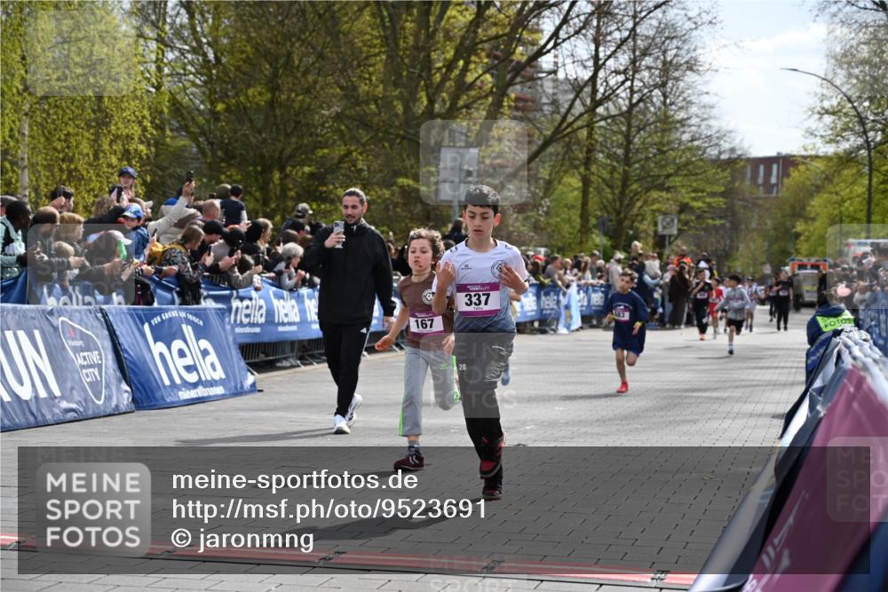 12.04.2026 - 45. Internationalen Wilhelmsburger Insellauf J. Mangold http://msf.ph/oto/9523691 12.04.2026 14:48:49 Ziel 1826, 1841, 337, 167, 1846, 683 meine-sportfotos.de