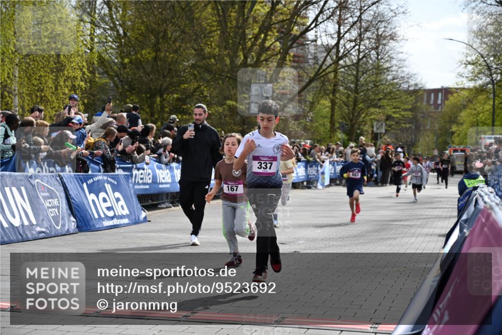 12.04.2026 - 45. Internationalen Wilhelmsburger Insellauf J. Mangold http://msf.ph/oto/9523692 12.04.2026 14:48:49 Ziel 1826, 1841, 337, 167, 1846, 683 meine-sportfotos.de