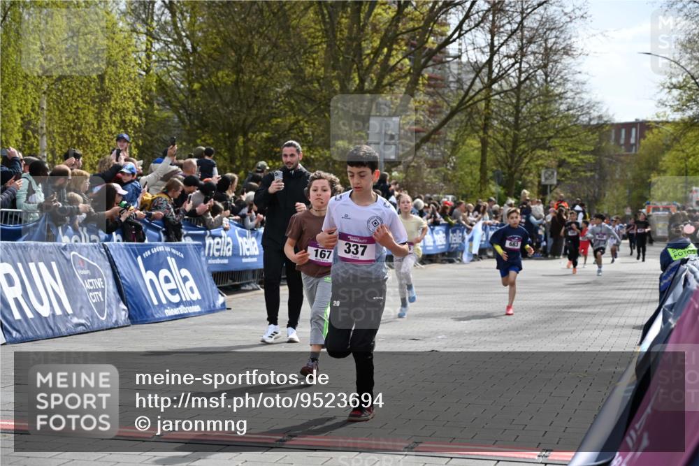 12.04.2026 - 45. Internationalen Wilhelmsburger Insellauf J. Mangold http://msf.ph/oto/9523694 12.04.2026 14:48:49 Ziel 1826, 1841, 337, 167, 1846, 683 meine-sportfotos.de